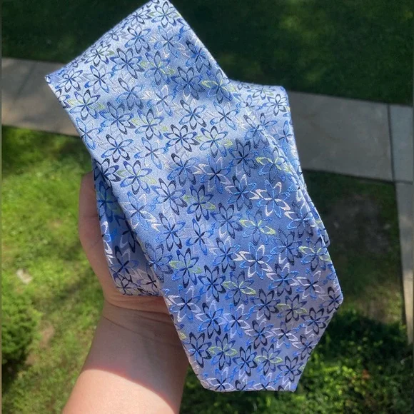 Jhane Barnes 100% Silk Blue Floral Botanical Starburst Geometric Pattern Tie - Picture 1 of 17